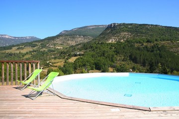 Une piscine octogonale face aux montagnes de la Drôme provençale