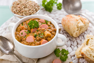 frischer Linseneintopf mit Würstchen