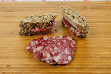 Due fette di salame
