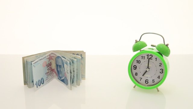 &ccedil;alar saat para destesinin yanında &ccedil;alıyor