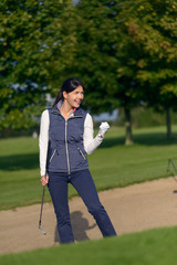 Erfolgreiche Frau macht eine Faust beim Golf
