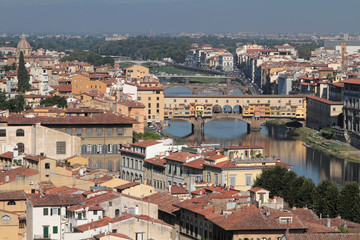 Fototapeta na wymiar Florence, Arno et Ponte Vecchio vue de la colline