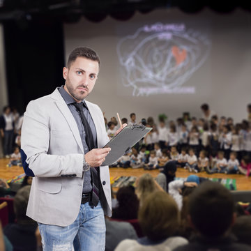 presentatore lavoro scolastico