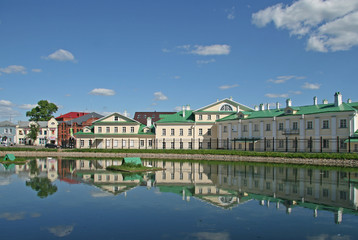 Obraz premium MOSCOW REGION, SERGIYEV POSAD, RUSSIA - MAY 31, 2009: Old Monastery Hotel on the banks of the White pond