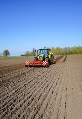 Obraz premium Trecker mit landwirtschaftlichen Geräten beim Mais legen