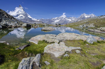 Naklejka na ściany i meble Naturschönheiten der Schweiz - Grünsee mit Matterhornspiegelung