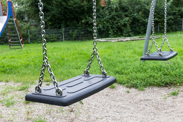 verlassene Schaukel auf einem Spielplatz