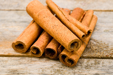 cinnamon sticks on wooden table