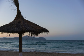 Strohschirm im Abendlicht