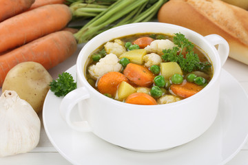 Gemüsesuppe Gemüse Suppe in Suppentasse mit Kartoffeln, Karott - obrazy, fototapety, plakaty