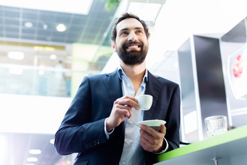 Mann genießt einen Espresso im Cafe