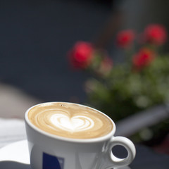 Crema de café con forma de corazón