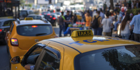 Taxis en ciudad bulliciosa