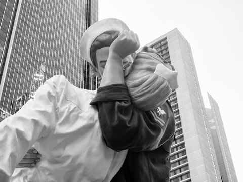Fototapeta Figure  of a sailor kissing a nurse at Times Square in New York