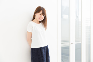 部屋でリラックスする女性