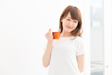 Fototapeta premium 部屋でお茶を飲む女性