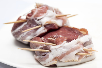 Medallones de lomo de res crudos envueltos en tocineta