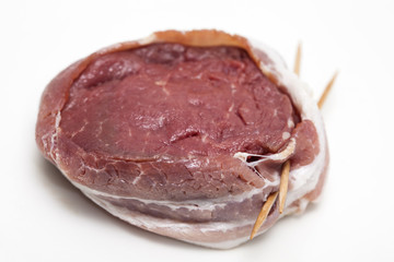 Medallón de lomo de res crudo envuelto en tocineta