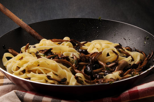 Tagliatelle Agrocybe aegerita Полёвка цилиндрическая S&uuml;dlicher Ackerling 柳松茸 Seta de chopo เห็ดโคนญี่ปุ่น Jablanovača Tuvad &aring;kerskivling Pioppini 茶树菇 mushroom  velvet Pioppino Tallarines Тальятелле