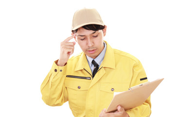 疲れた表情の男性