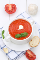 Tomatensuppe Tomaten Suppe mit Baguette