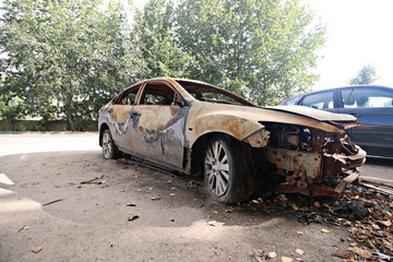 Obraz na płótnie Canvas burned car on the street