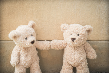2 teddybears touching hands