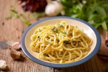 spaghetti alle erbe aromatiche