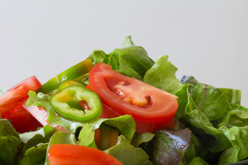 Gemischter Salat, Tomate und grüner Paprika