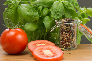 Tomaten mit Basilikum