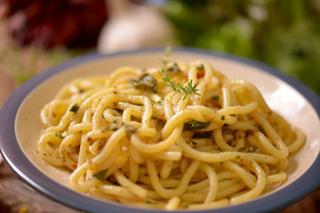 spaghetti con erbe aromatiche