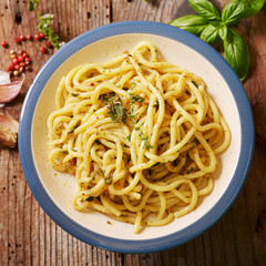 spaghetti con erbe aromatiche