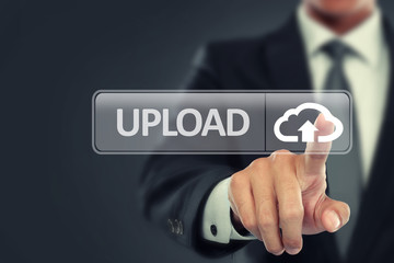 Obraz premium Businessman push to upload button on virtual screen