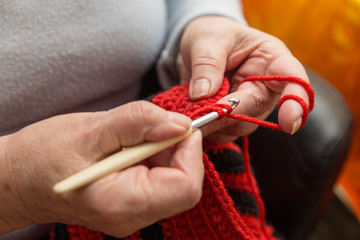 Nahaufnahme Seniorin häkelt eine Mütze