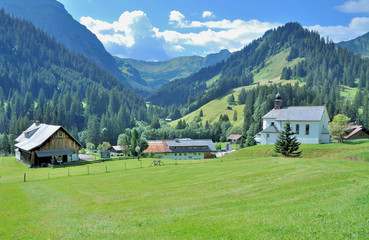 Fototapeta na wymiar der idyllische Urlaubsort Baad im Kleinwalsertal,Vorarlberg,Österreich