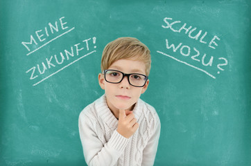 Junge an der Schultafel