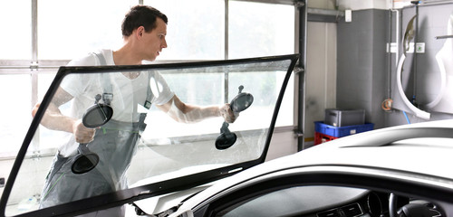 Austausch der Frontscheibe in einer Werkstatt durch professionellen Automechaniker // change car glass in garage