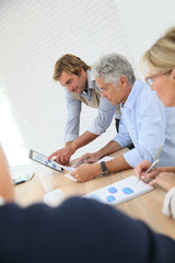 Obraz premium Business instructor with group of senior people