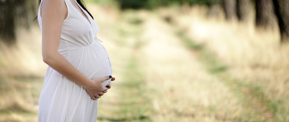 Kobieta w ciąży - oczekiwanie - obrazy, fototapety, plakaty