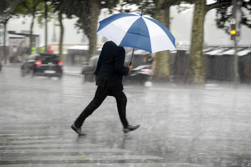 Naklejka premium Running man with umbrella in the rain