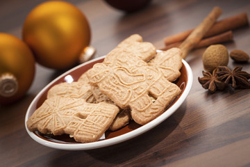 Spekulatius, Gewürze und Christbaumkugeln