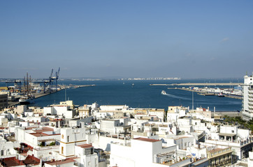 Fototapeta na wymiar Panorámica del puerto de Cádiz. Andalucía. España.