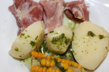 Comida canaria: papas, piñas y costillas