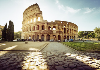 Fototapeta premium Koloseum w Rzymie i poranne słońce, Włochy