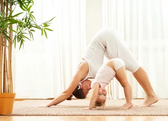 Fotobehang Yogaschool Moeder en dochter doen yoga oefening thuis. Moeder en baby g