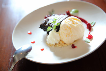 vanilla ice cream with cake
