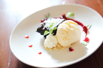 vanilla ice cream with cake