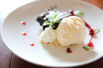 vanilla ice cream with brownie