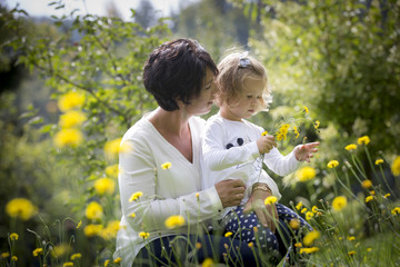 Mutter und Tochter spielen in der Wiese, Steiermark