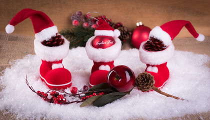 stiefel mit kugeln und mützen weihnachtlich